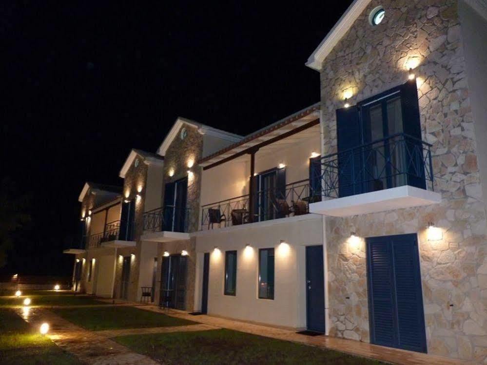 Ilianthos Apartments & Studios Mikros Gialos Exteriör bild