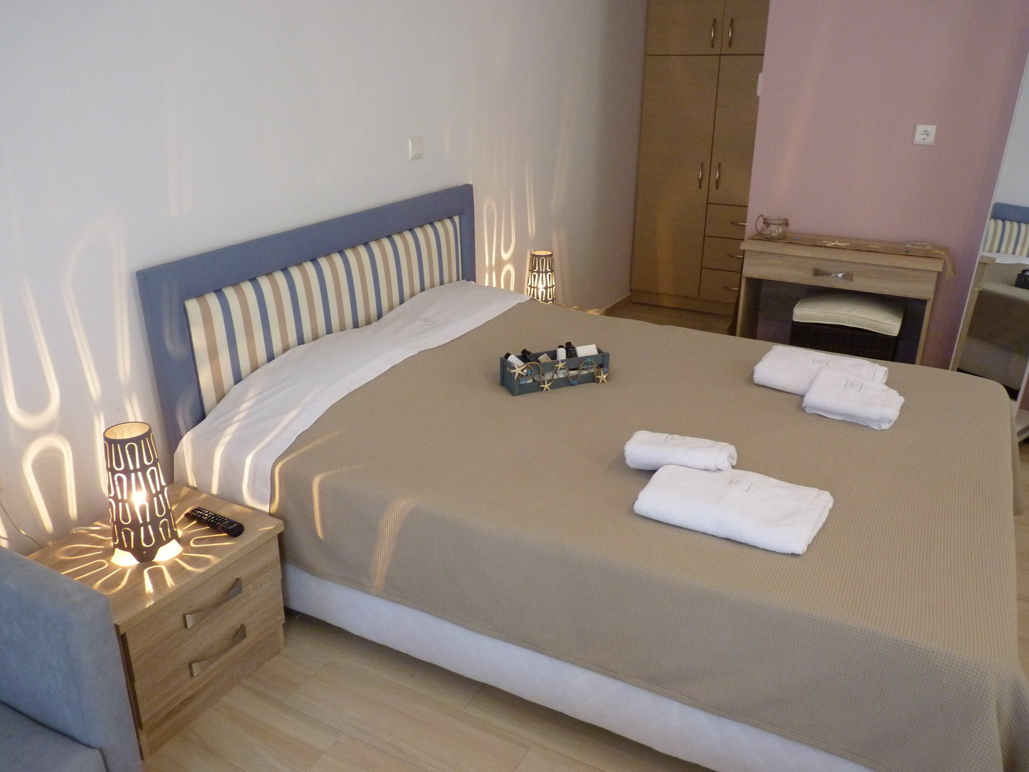 Ilianthos Apartments & Studios Mikros Gialos Exteriör bild
