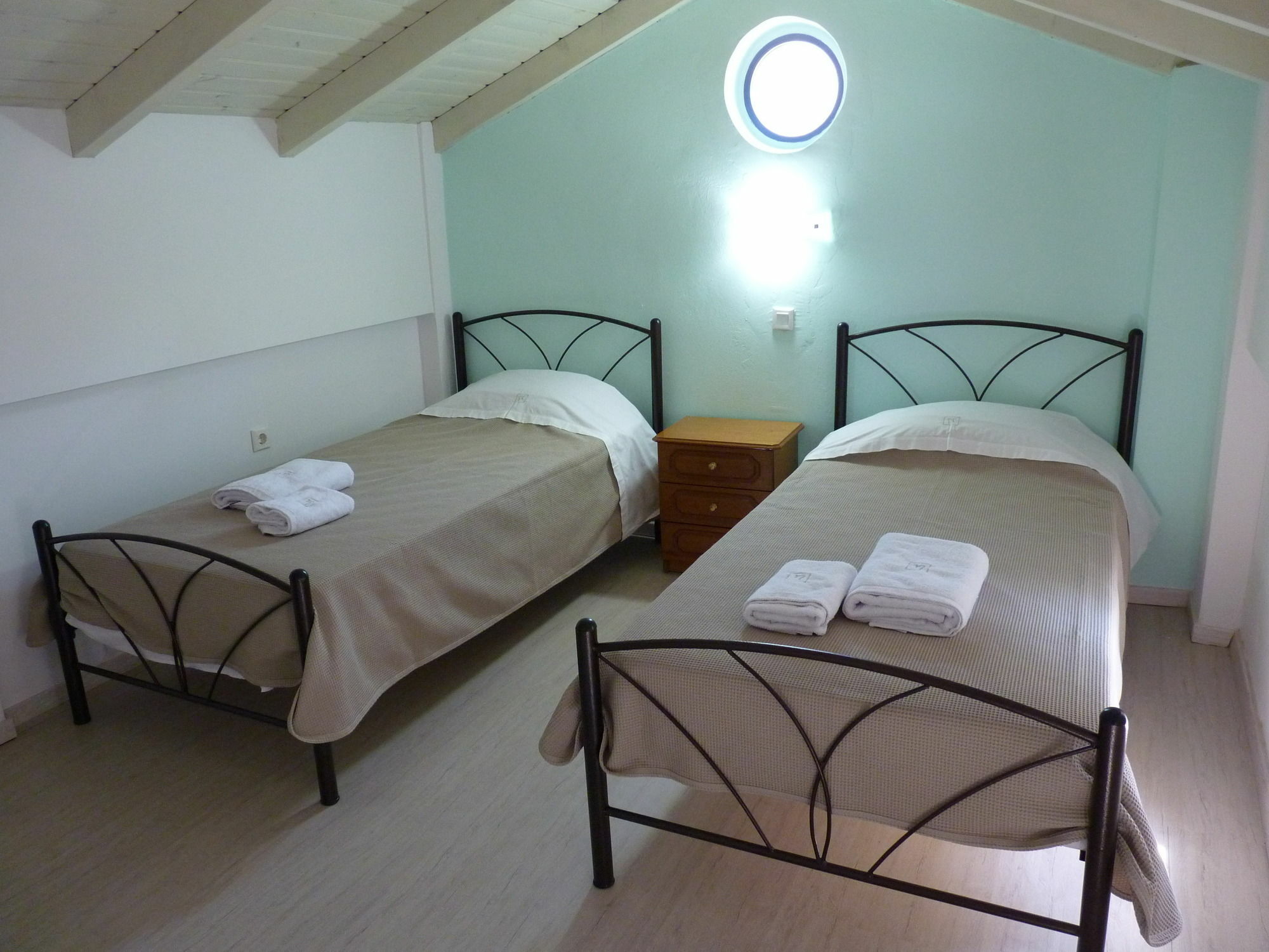 Ilianthos Apartments & Studios Mikros Gialos Exteriör bild